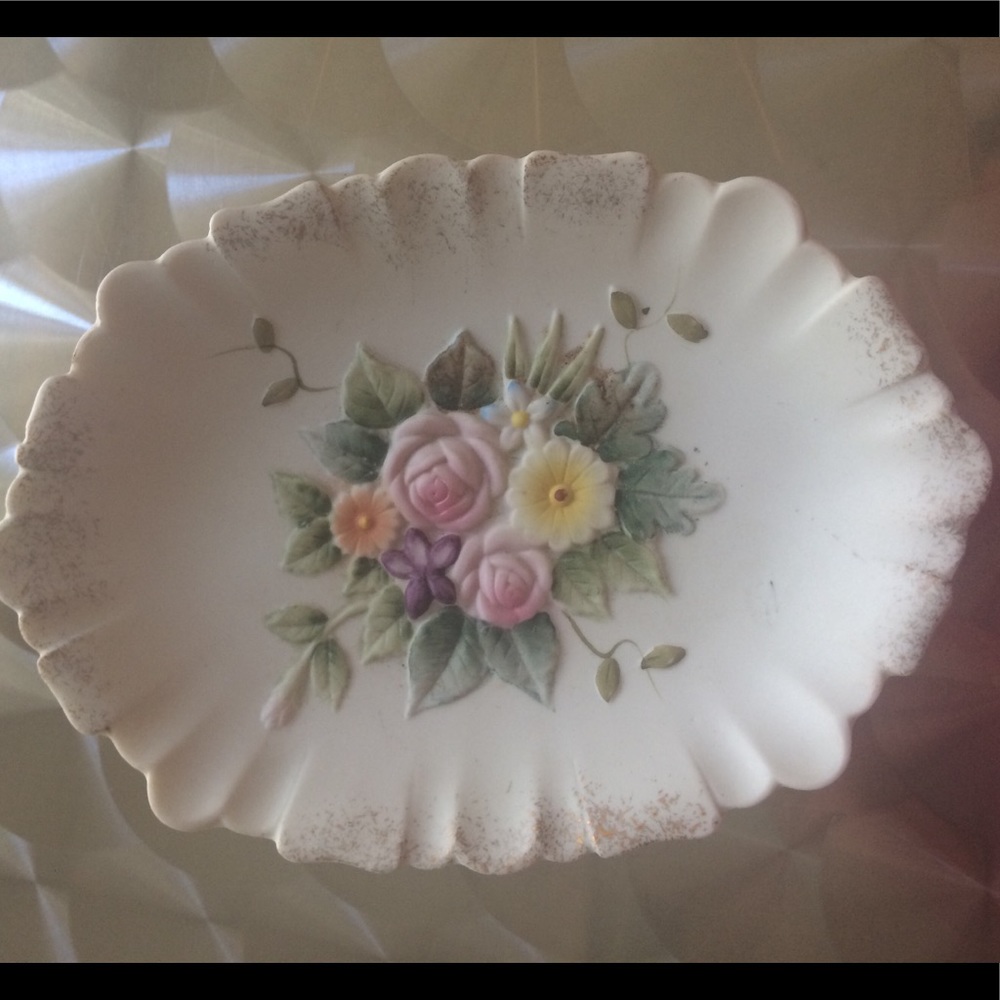 Very pretty and dainty jewelry/trinket dish.